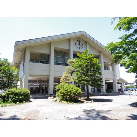 小学校　塩尻市立広丘小学校（小学校）まで821m