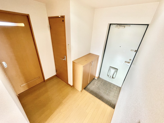 玄関　※同タイプ、他号室の写真です。