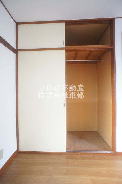 収納　パイプハンガー付なのでジャケット等も収納可能ですね☆