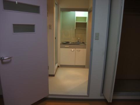 居室・リビング　洋室からキッチン