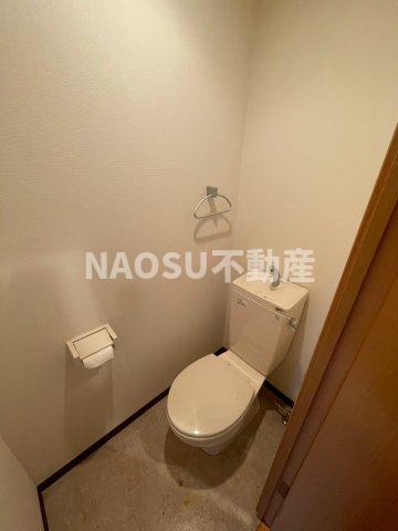 トイレ　落ち着いた色調のトイレです