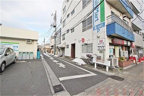 コンビニ　ファミリーマート本駒込駅前店（コンビニ）まで122m