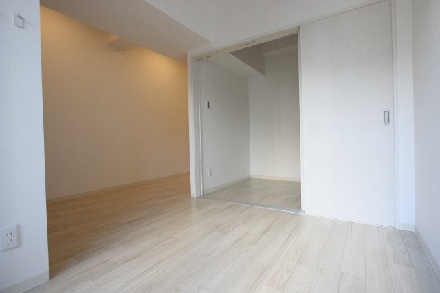 居室・リビング　同物件別号室のものです。