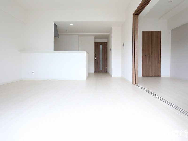 居室・リビング　写真は別号室の為、現状優先になります。