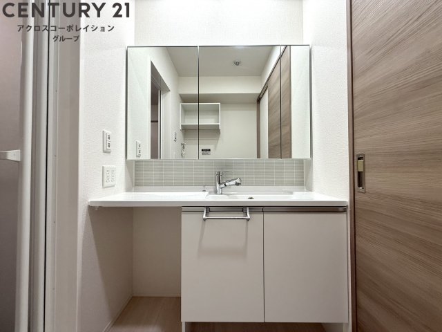 洗面設備　収納がたっぷりの独立洗面化粧台