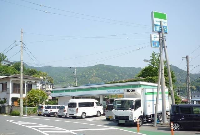コンビニ　ファミリーマート宇佐美桜田店（コンビニ）まで290m