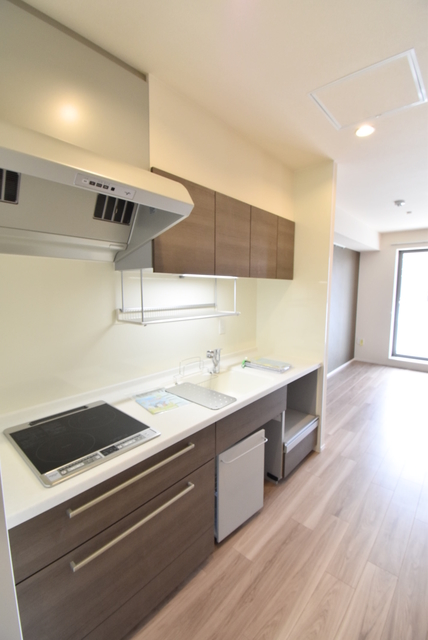 キッチン　作業台や上部収納が低く、使いやすいキッチンです。