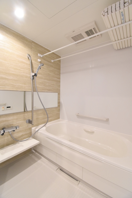 バス・シャワールーム　手すりや滑りにくい床材など、高齢者の暮らしに寄り添った浴室。