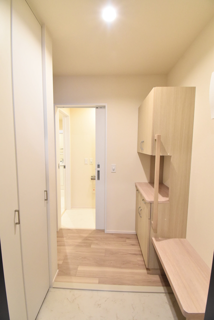 玄関　玄関にはベンチと手すりが設置されています。