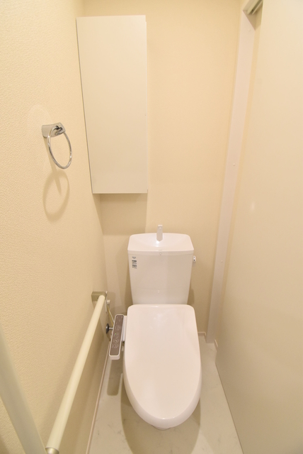 トイレ　手すりと駆け付けサービス用の緊急ボタンが設置されています。