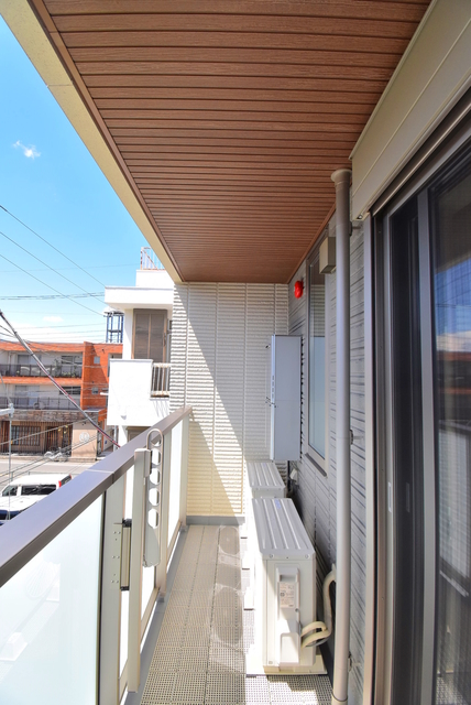 バルコニー　バルコニーがあるので洗濯物を太陽の下で干すことができます♪