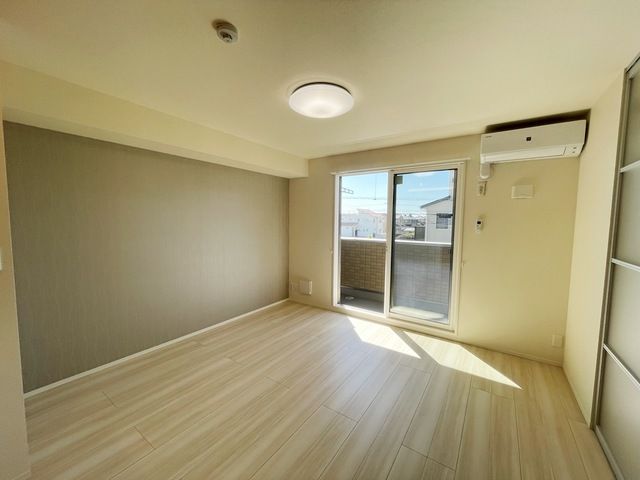 居室・リビング　アクセントクロスのオシャレな居室です