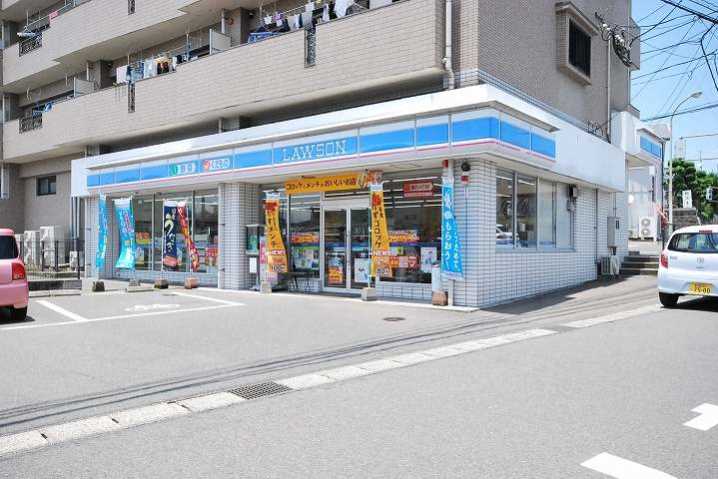 コンビニ　ローソン吉野松十文字店（コンビニ）まで621m