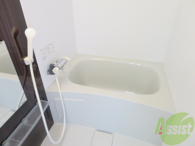 バス・シャワールーム　こちらが浴室です。スペースも充分あるのでゆったりできますね。