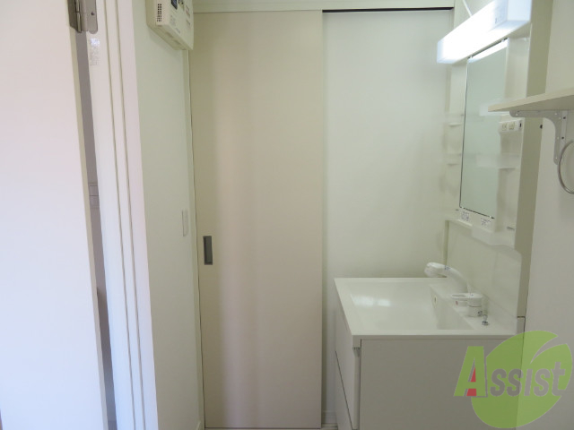 収納　洗面所横には大きめの収納スペースが付いています。便利ですね。