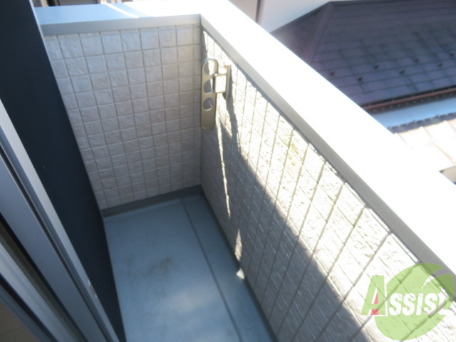 バルコニー　幅はあまり広くはありませんが、しっかり洗濯物も干せますよ。