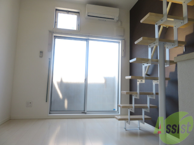 居室・リビング　広めで開放感のあるリビングです。とても明るい印象です。