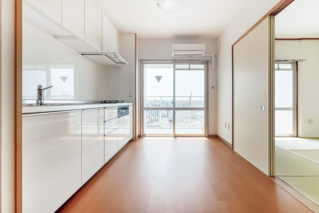 居室・リビング　ダイニング・キッチンにはエアコンが設置されています