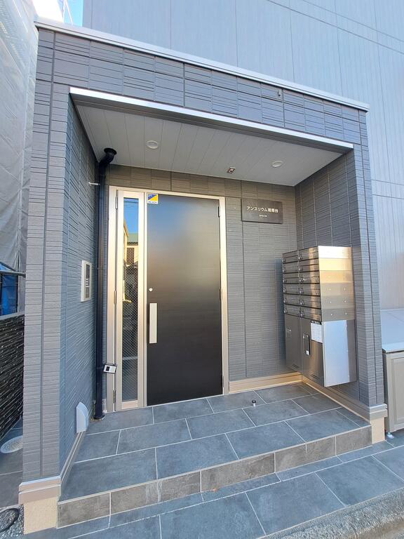 エントランス　★来訪者を確認できるモニターホンとオートロックが連動。