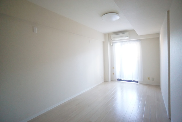 居室・リビング　南東向きで明るいお部屋！暖かな日差しが入ります♪