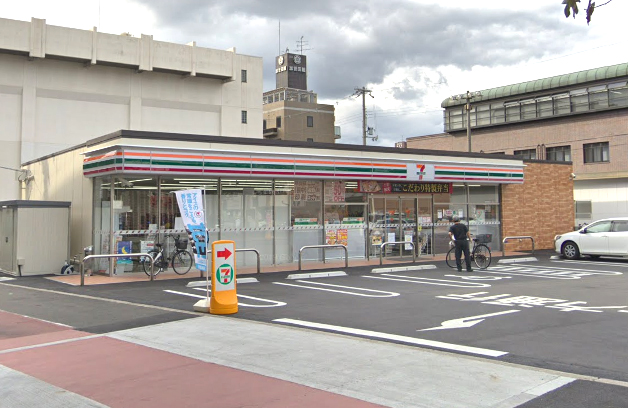 コンビニ　セブンイレブン（コンビニ）まで456m