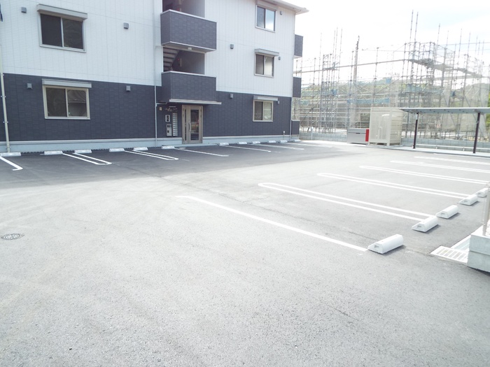 駐車場　駐車場があるので、車を買う予定の方も安心です