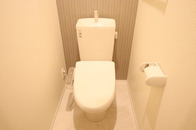 トイレ　落ち着いた色調のトイレです