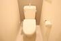 トイレ　落ち着いた色調のトイレです
