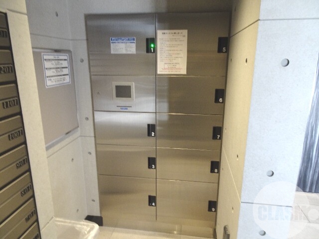 エントランス　留守中の荷物の受取は宅配ＢＯＸで♪