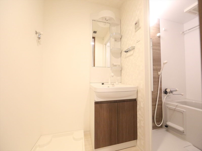 洗面設備　脱衣所　独立洗面台（シャンプードレッサー付）収納スペース有