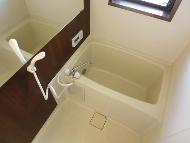 バス・シャワールーム　追い焚き完備・大きな鏡のあるバスルーム