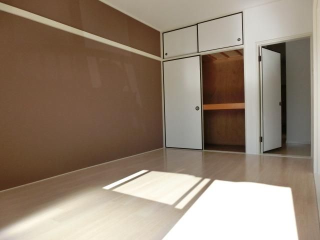 居室・リビング　エアコン完備の南向き洋室です