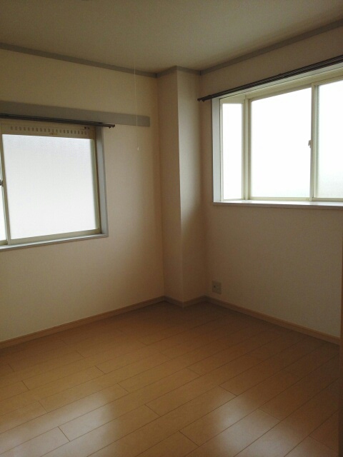 その他部屋・スペース　南面寝室（洋室・６．０畳）・東面に換気採光窓有り