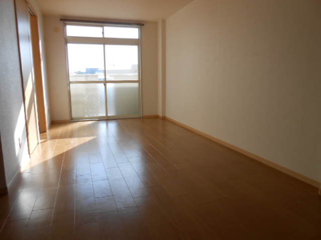 居室・リビング　南面リビング（１２．７畳）・エアコン完備