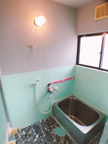 バス・シャワールーム　窓があるので明るいです