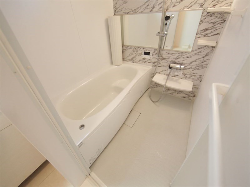 バス・シャワールーム　浴室暖房乾燥機付　追い焚き・オートバス機能付お風呂