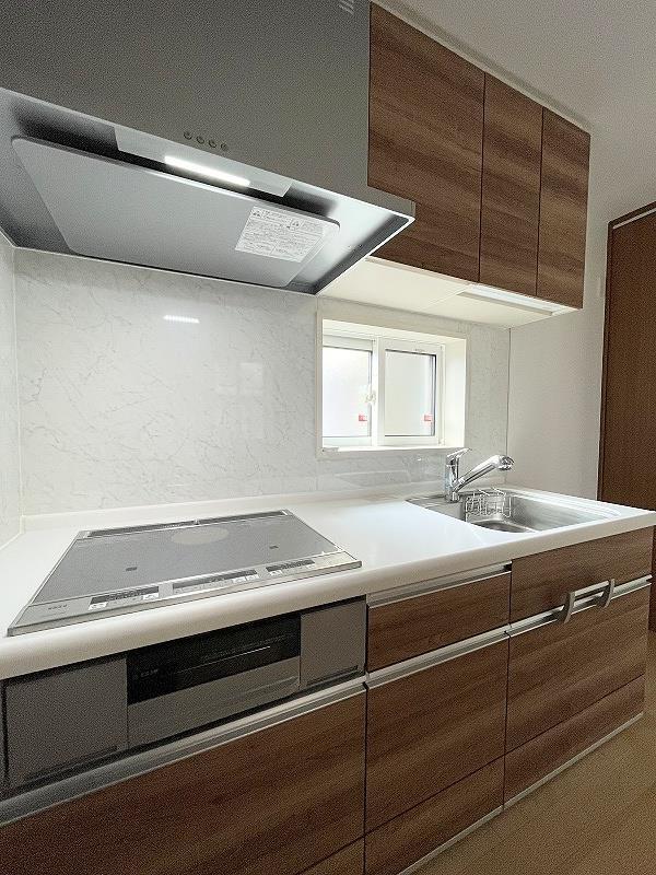 キッチン　グリル・３口IHクッキングヒーター付き