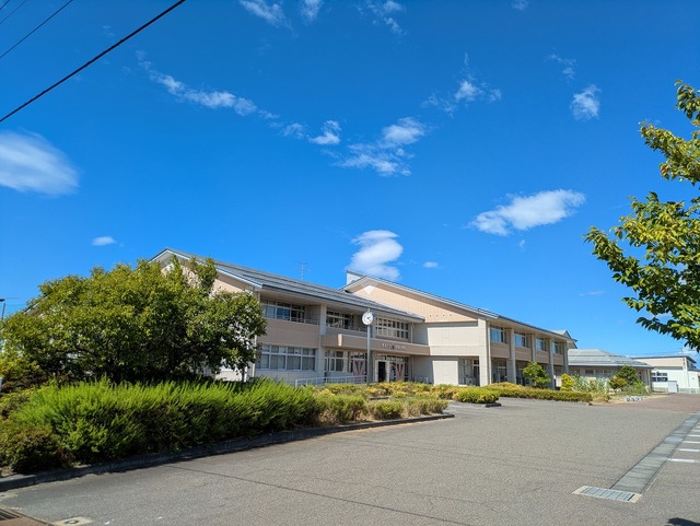 小学校　新潟市立月潟小学校（小学校）まで870m