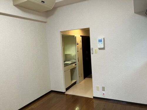 その他部屋・スペース　洋室からキッチンへ