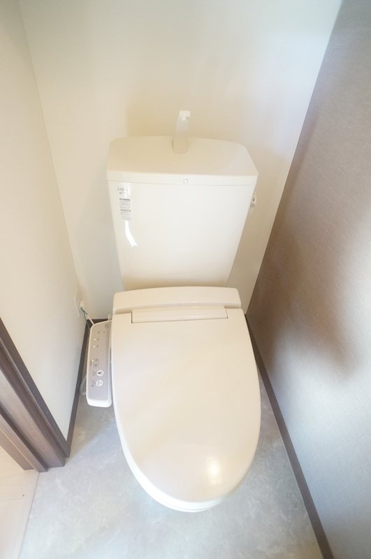 トイレ　来訪者を映像で確認できる、安心のモニター付きインターホン。