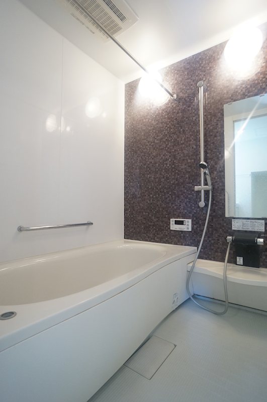 バス・シャワールーム　いつでも温かいお風呂に入れる、便利な追い焚き機能付き。