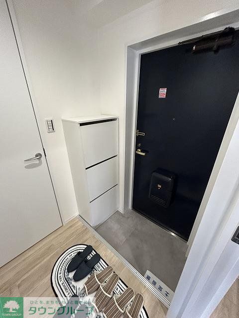 玄関　同じお建物の既にリフォーム完了したイメージ画像です。