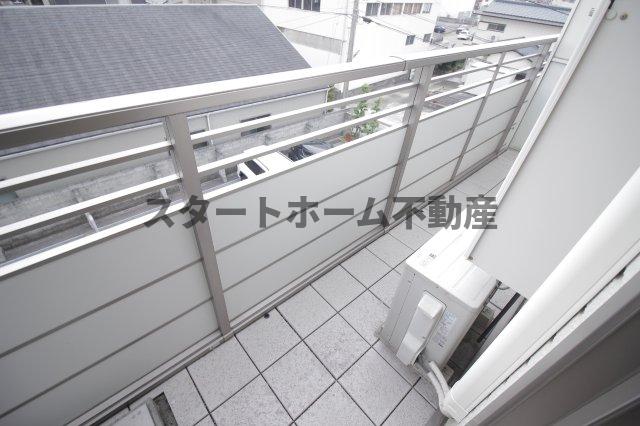 バルコニー　暖かな日差しのふりそそぐバルコニー