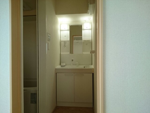 洗面設備　ゆったりとスペースのある洗面所