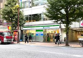 コンビニ　ファミリーマート新宿七丁目店（コンビニ）まで113m