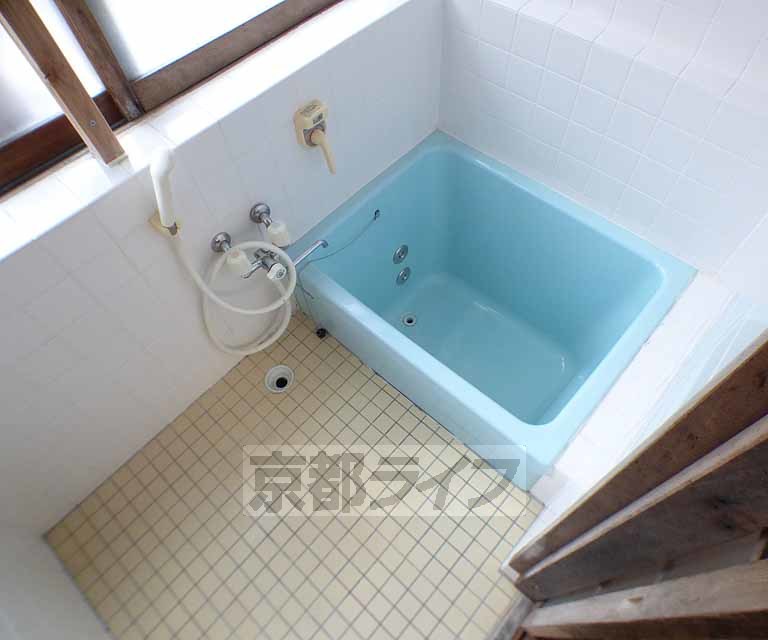 バス・シャワールーム　お風呂に窓があり換気ができます。