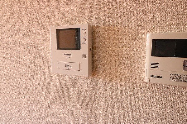 セキュリティ　TVモニター付インターホン付いてます。