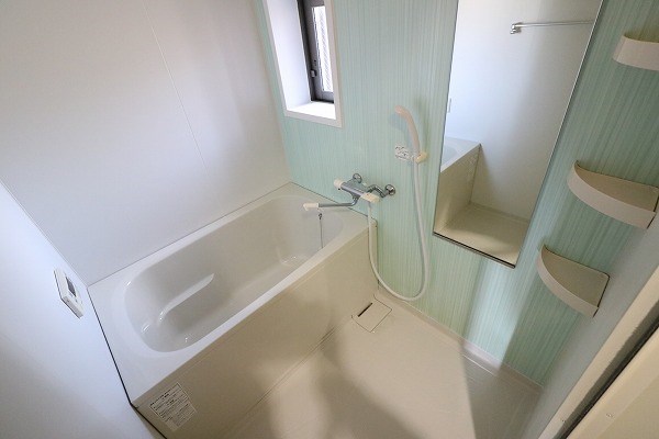 バス・シャワールーム　窓付の浴室は換気も出来て湿気がこもりません。