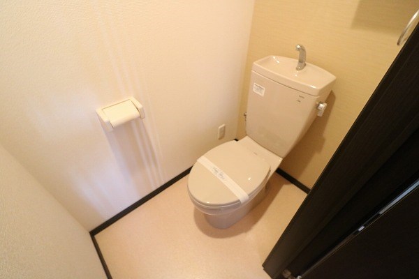 トイレ　コンセントがあるので温水洗浄便座取付可能です。