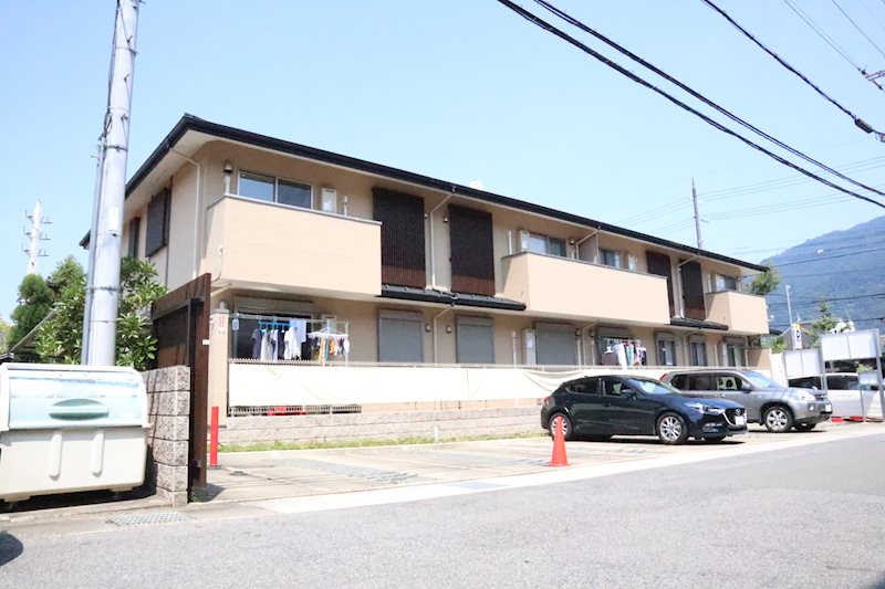 建物外観　縦格子を配することで京都らしい外観デザイン。